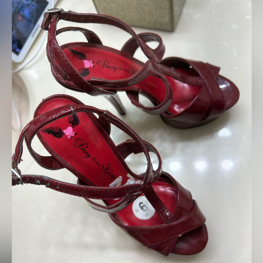 Zapatos de plataforma en la parte delantera